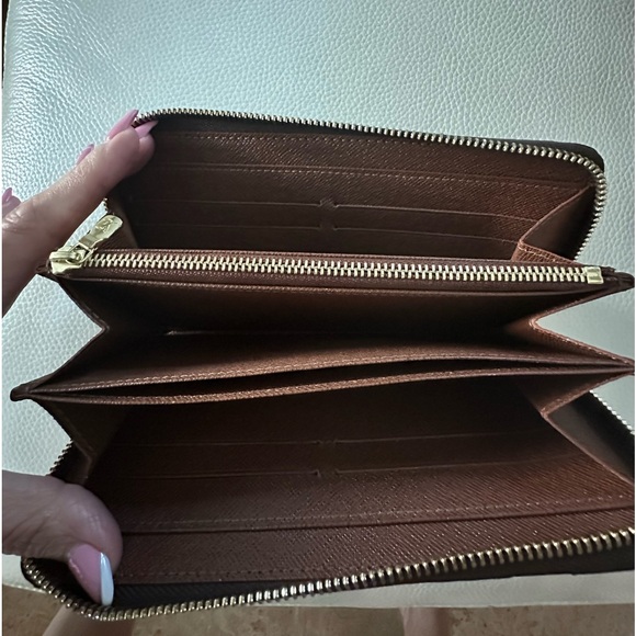 Louis Vuitton Monogram Zippy Wallet - Like New - Picture 2 of 14